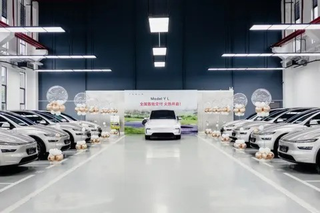 特斯拉首批6座Model Y L交付,车主钟爱星光金车漆