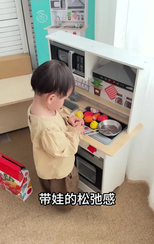 送娃超惊喜！Hape仿真厨房玩具套装 天天在家当“小厨师”，炒菜、煮饭玩得超认真！仿真灶台会发光、还带滋滋的炒菜音效，水龙头一拧就有流水声，直接把孩子代入真实厨房场景
#hape玩具 #声光厨房 #送