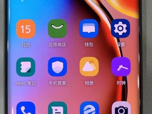 摩托罗拉骁龙8gen2手机，全系统无广，微信多开，IP68级防尘防水，可水下拍摄，双1115K扬声器，到手1300左右