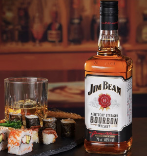 金宾（Jimbeam）威士忌，新手友好，晚上和另一半调着喝闭眼冲！