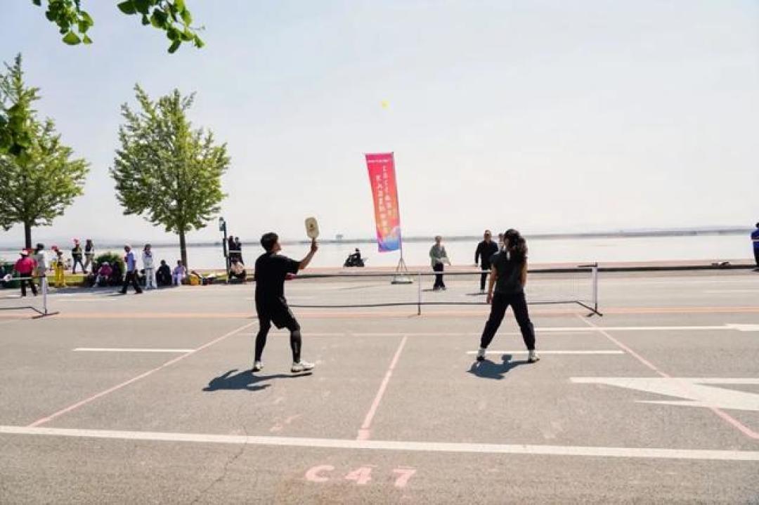当22℃晚风撞上彩虹弧线:匹克球正用亲民球速重构夏日社交场