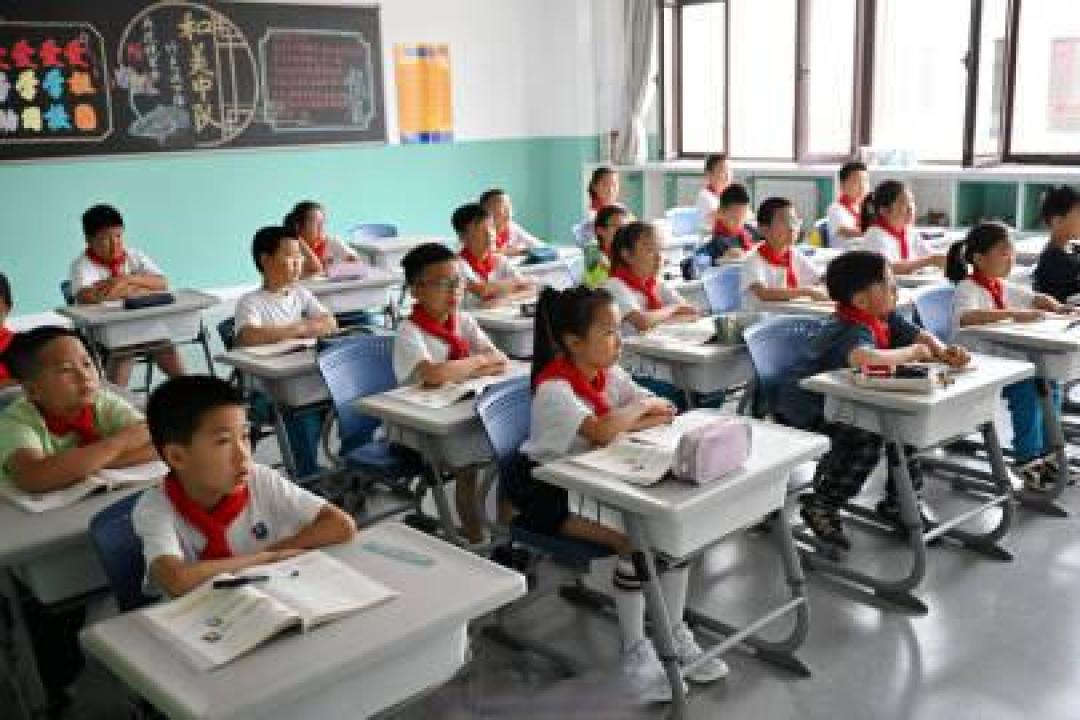 中小学生午休课桌椅新国标落地:躺睡自由开启健康与教育公平双革新