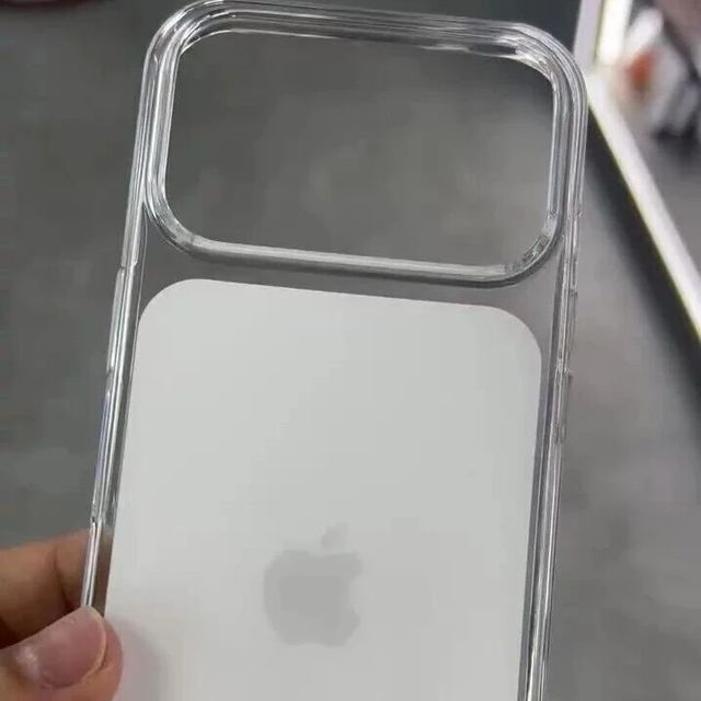 透明手机壳“不透明”？苹果 iPhone 17 Pro 官方壳被曝背部有大面积白色