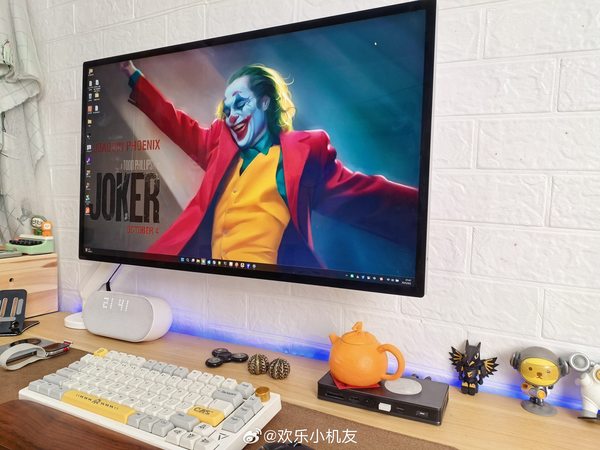 我的显示器一直用自带的底座，一直也是感觉挺好！第一次换了机械臂使用，我才觉得我孤陋寡闻了，原来显示器支架还能这么用。这不，最近好价入了这款飞利浦显示器支架SPT7308W，作为新手也来聊一聊体验。支架