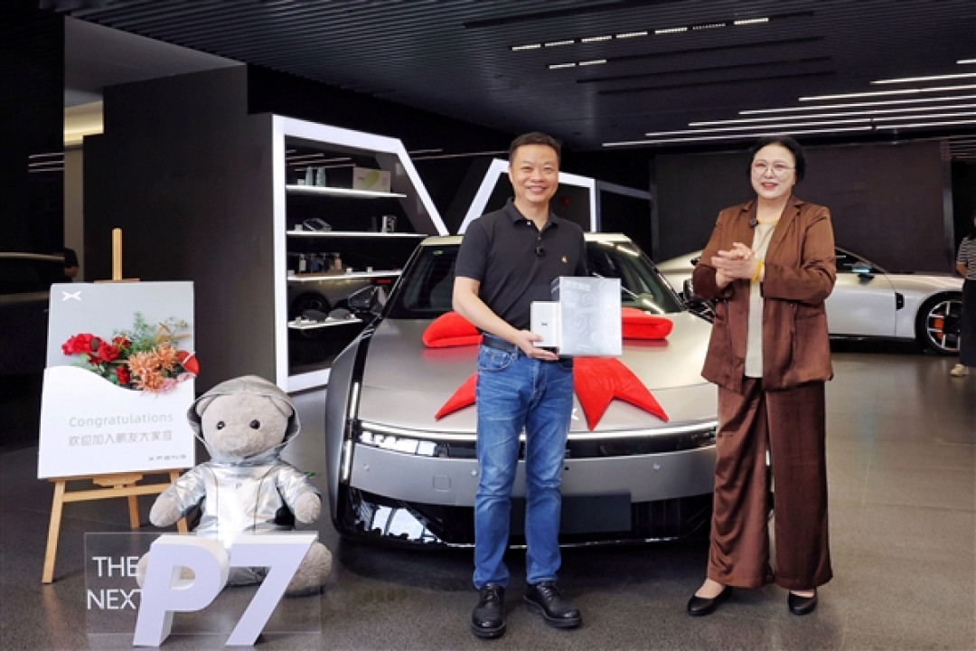 王凤英亲自交车!何小鹏喜提全新小鹏P7:没有鹏翼门的鹏翼版