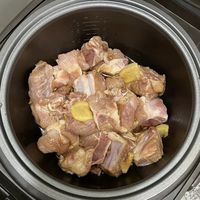 不用看火!电饭煲焖排骨,软烂入味超简单