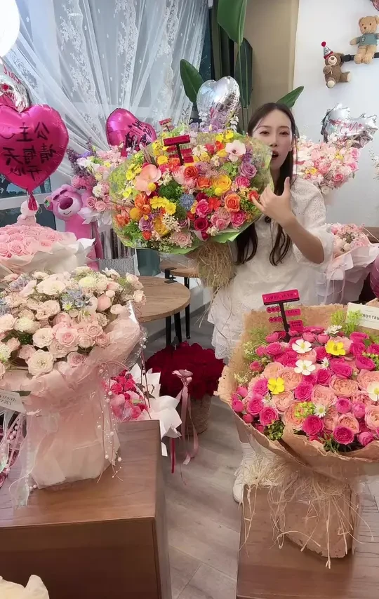 超多好物，限时特惠 #肖战和鲜花的适配度 #请查收夏之光的七夕花礼 #戚薇七夕花礼手势舞 #红玫瑰or白玫瑰 #用甜筒花束拿下七夕送礼难题 #大数据请把这些花推给我男朋友 #红玫瑰配满天星是救了直男命