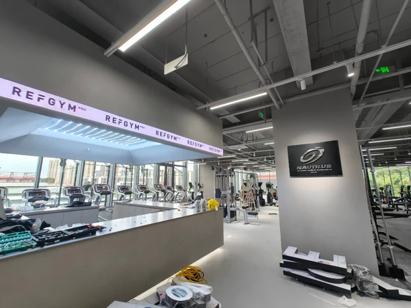 这种健身房你们觉得如何。4000平场地，共150+左右器械，诺德士授权店，器械保真。
器械配置⭐
1️⃣赛级深蹲架×5
2️⃣卧推赛架×4
3️⃣诺德士拨片，跑车系列
4️⃣豪斯特联动式器械
5️⃣悍
