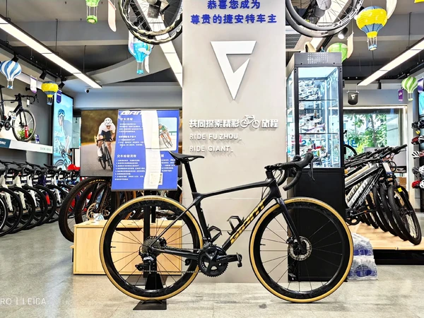 捷安特技师实测！马牌Grand Prix.马牌Grand Prix TR真空胎真香警告！替换米其林Power Cup后的惊喜体验🔥
🌟 前言
作为捷安特井大店的技师，每天接触各种轮胎，但这次给TCR