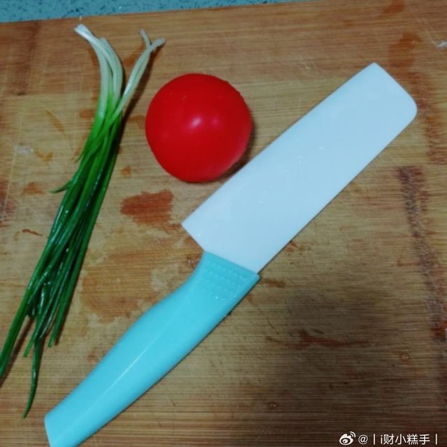 #我的厨房好物# 刚学做饭那会儿，厨房简直是我的“战场”💣！锅碗瓢盆叮当响，油星乱溅，手忙脚乱到恨不得多长几只手🤯。后来慢慢摸索🔎，终于挖到几件真正实用的厨房神器！🌟它们像开了挂一样，帮我从“手残党”