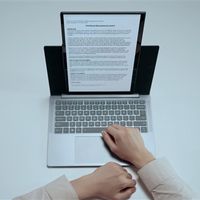 笔记本屏幕站起来了：全球首款垂直旋转PC发布！来自联想