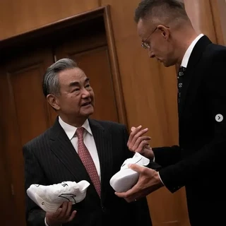 王毅送匈牙利外长跑鞋，安踏成国礼，跑鞋外交？