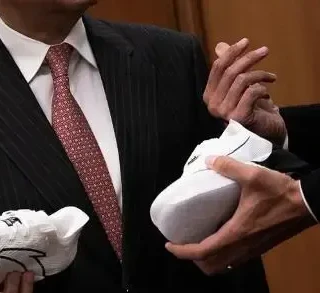 王毅送匈牙利外长跑鞋，安踏成国礼，跑鞋外交？