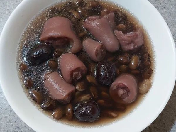 邪修美食：黑豆猪尾汤