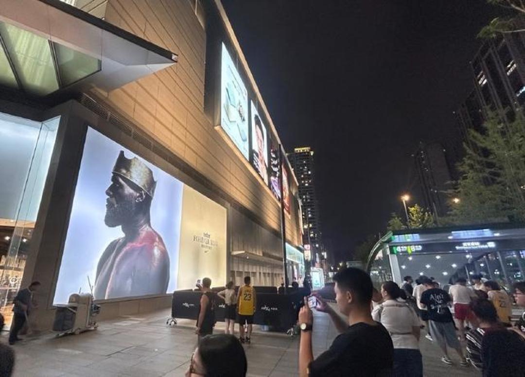 詹姆斯中国行20周年夜 成都双子塔光绘23载传奇燃爆西南夜空