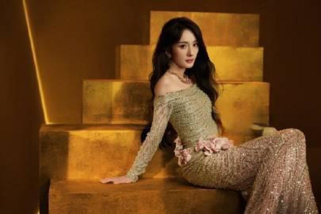 杨幂鎏金亮片裙造型解析:从银河香槟到暗夜星河演绎高定美学进阶
