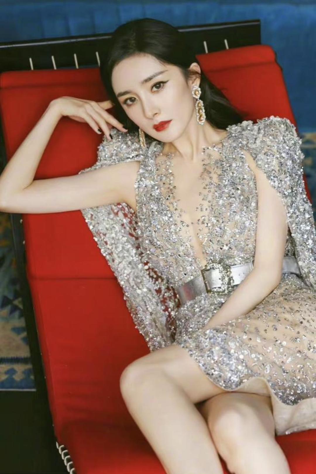 杨幂鎏金亮片裙造型解析：从银河香槟到暗夜星河演绎高定美学进阶