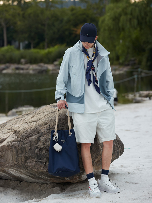 有点意思！聊起城市户外，山系一直以来都是核心，FILA FUSION品牌的设计师Robbie Fuller在米兰附近的科莫湖度假时就琢磨，为啥一户外就是山系？湖畔的松弛氛围不也同样迷人吗？于是，Rob