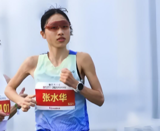 哭诉调休“最快女护士”被解聘或调岗？医院回应