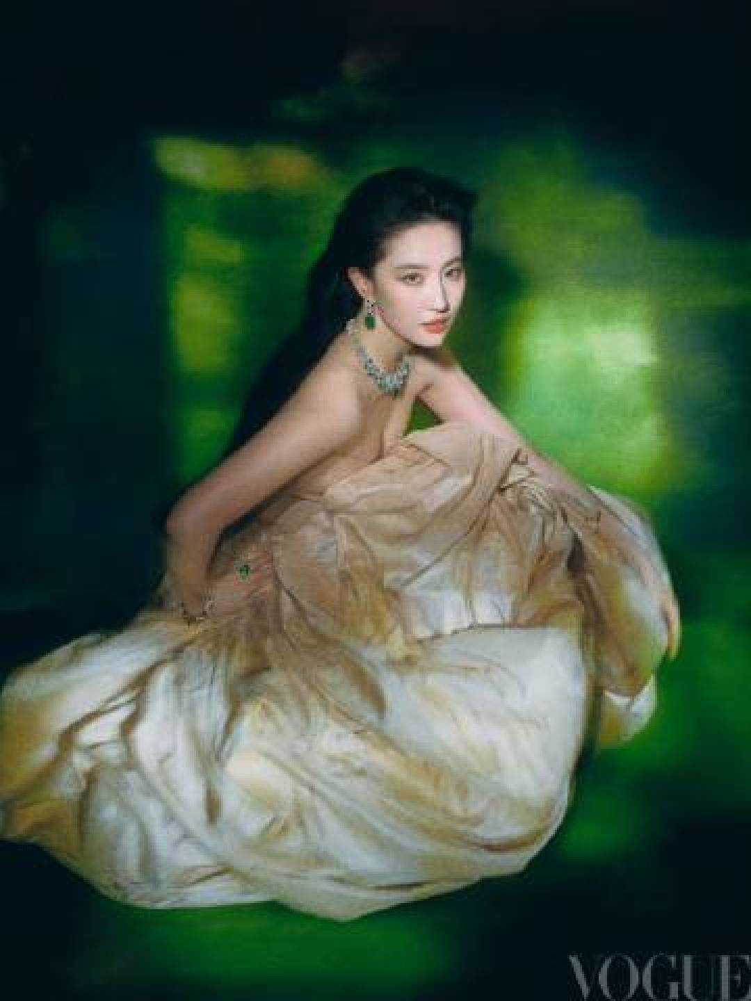 VOGUE金九跨国团队鏖战200天花海 千万级细节揭秘顶奢幕后