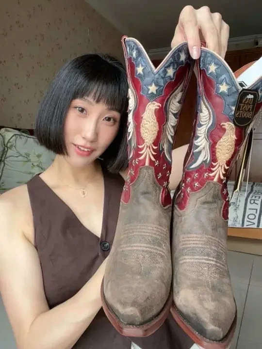 Danpost｜美国鹰拼色男士牛仔靴
雄鹰象征自由翱翔在旷野中
一抹拼色给普通的大地色平添惊艳
孤码8d码适合41-41.5码
#西部牛仔靴 #牛仔靴 #西部牛仔 #马靴 #男靴