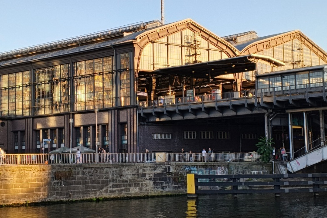 传音5.93mm超薄曲面屏手机发布!IFA 2025现场一手体验来了