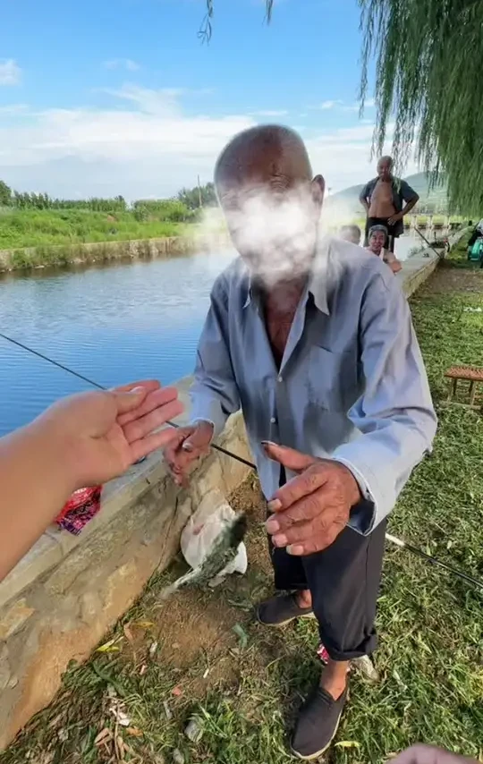 偶然的机会让我遇到一位近90岁大爷后续..和大爷钓鱼太欢乐啦..#户外钓鱼 #钓鱼 #钓鱼趣事 #一味经典三代 #钓鱼王地狱猫
