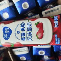 纯甄草莓味酸奶，促消化挺有用