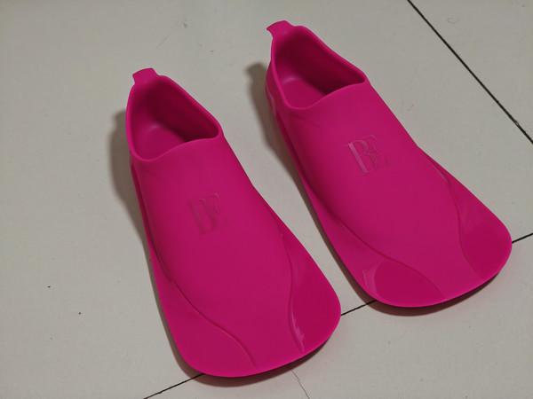 BE范德安脚蹼游泳的时候确实非常给力