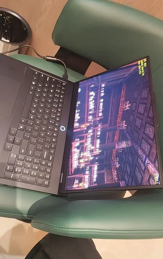 处理器（CPU）： 英特尔酷睿Ultra 7处理器是其核心亮点。它不仅提供了强大的传统CPU性能，轻松应对3A大作、视频剪辑、3D渲染等高负载任务，更集成了强大的Arc核显和独立的NPU（AI引擎）。