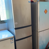 海尔 219L 直冷三开门家用冰箱：炫金色外观下的卓越储鲜体验