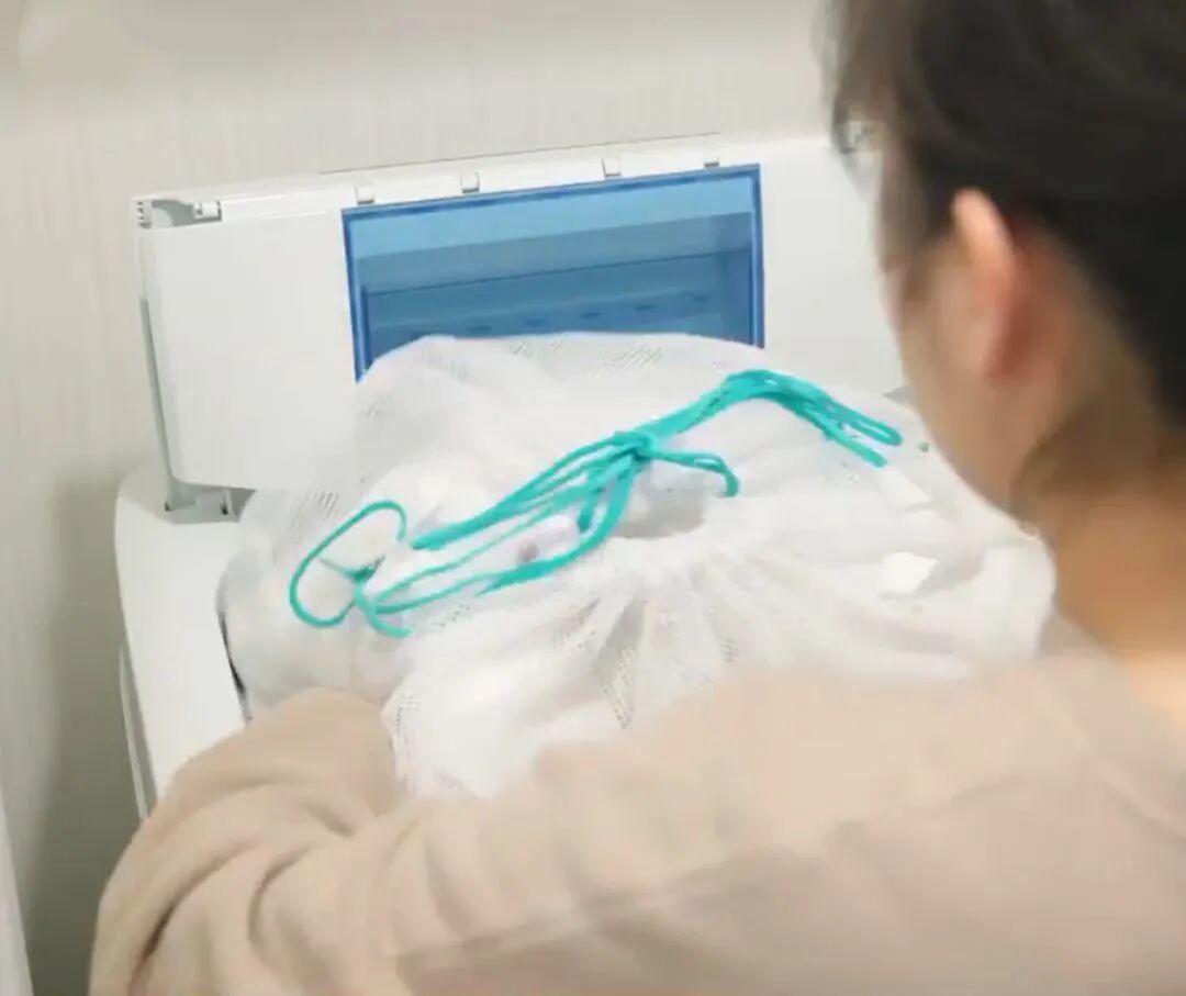 羽绒服、蚕丝被怎么洗才对?保洁阿姨9招正确清洁方法,洗完不扁塌、不变形!