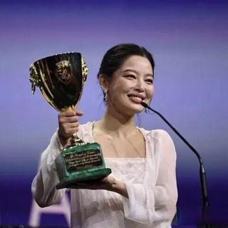 辛芷蕾威尼斯封后哽咽告白母亲 二十年坚守诠释普通女性撕破命运之光