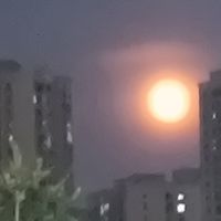 城市霓虹与血色满月：当现代楼宇邂逅远古天象