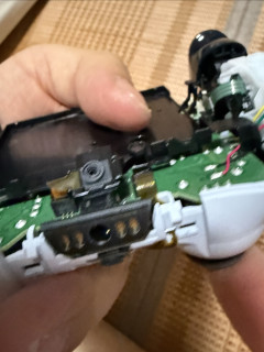 PS5手柄左摇杆沙沙的，阻尼大不顺滑，涩涩的很难受，无法售后