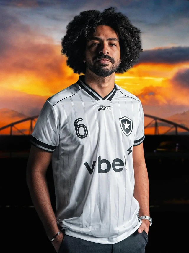 银灰！博塔弗戈发布25-26赛季二客球衣。巴西🇧🇷足球甲级联赛球队博塔弗戈（Botafogo）联合运动品牌锐步（Reebok）发布了2025/26赛季二客球衣，这款球衣灵感源自能点燃各个角落看台上热情