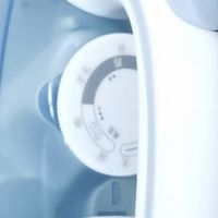 小巧电熨斗解决家庭熨烫难题