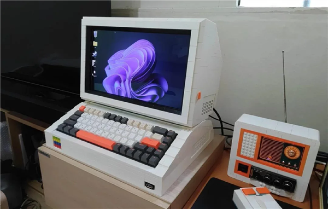 玩家用乐高积木拼出电脑机箱与屏幕:打造独特复古风PC