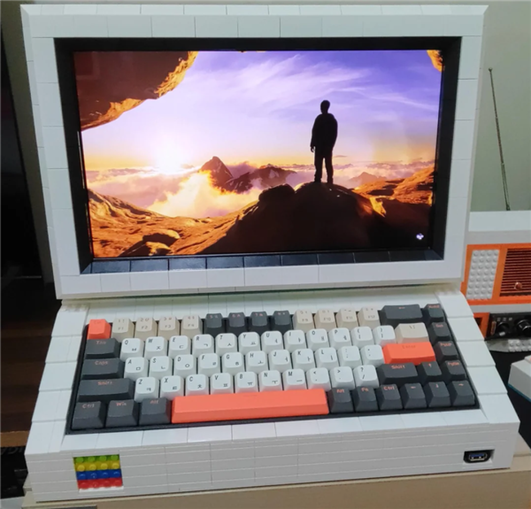 玩家用乐高积木拼出电脑机箱与屏幕:打造独特复古风PC