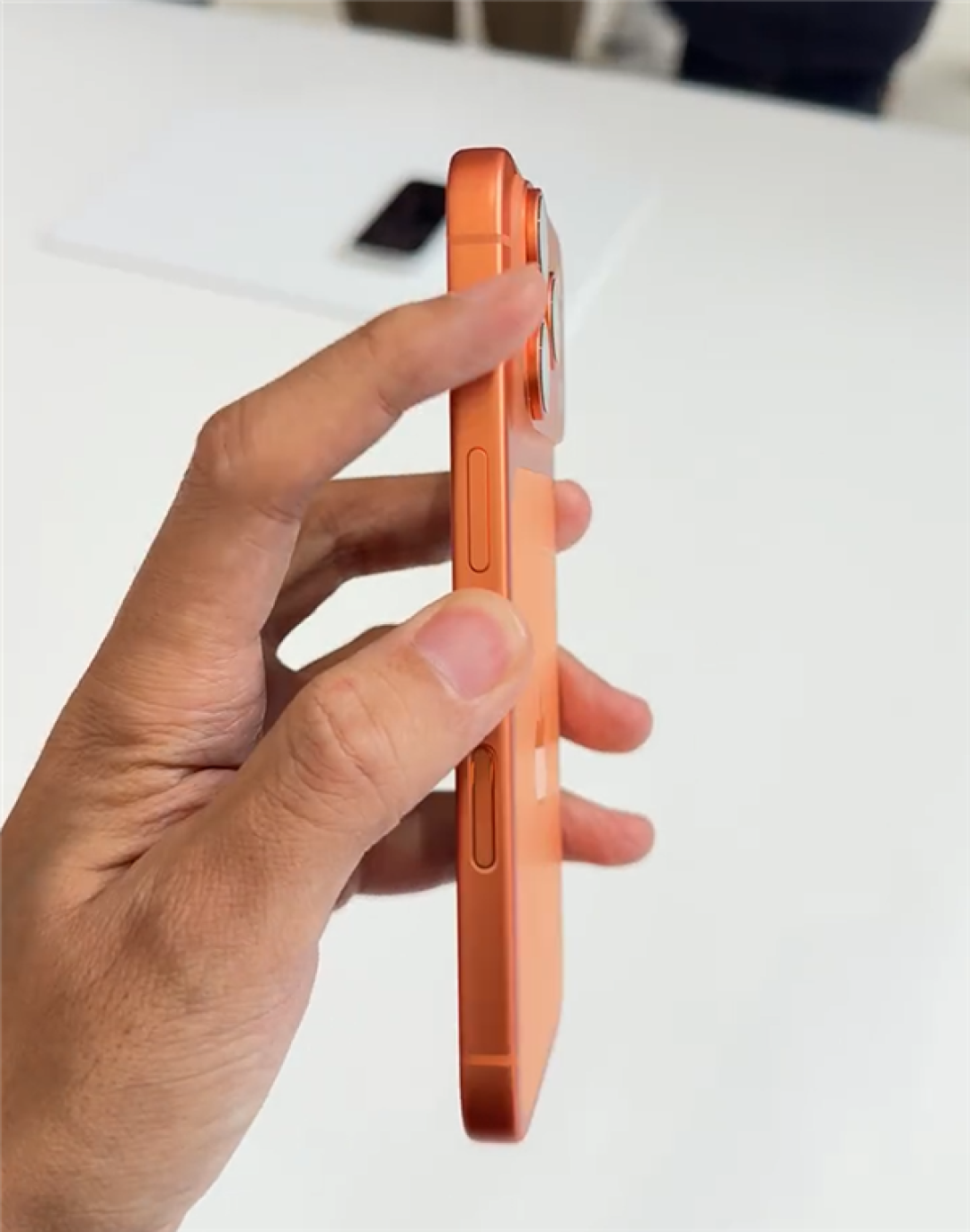 iPhone 17 Pro/Air官方图+现场真机上手:橙色版最吸睛