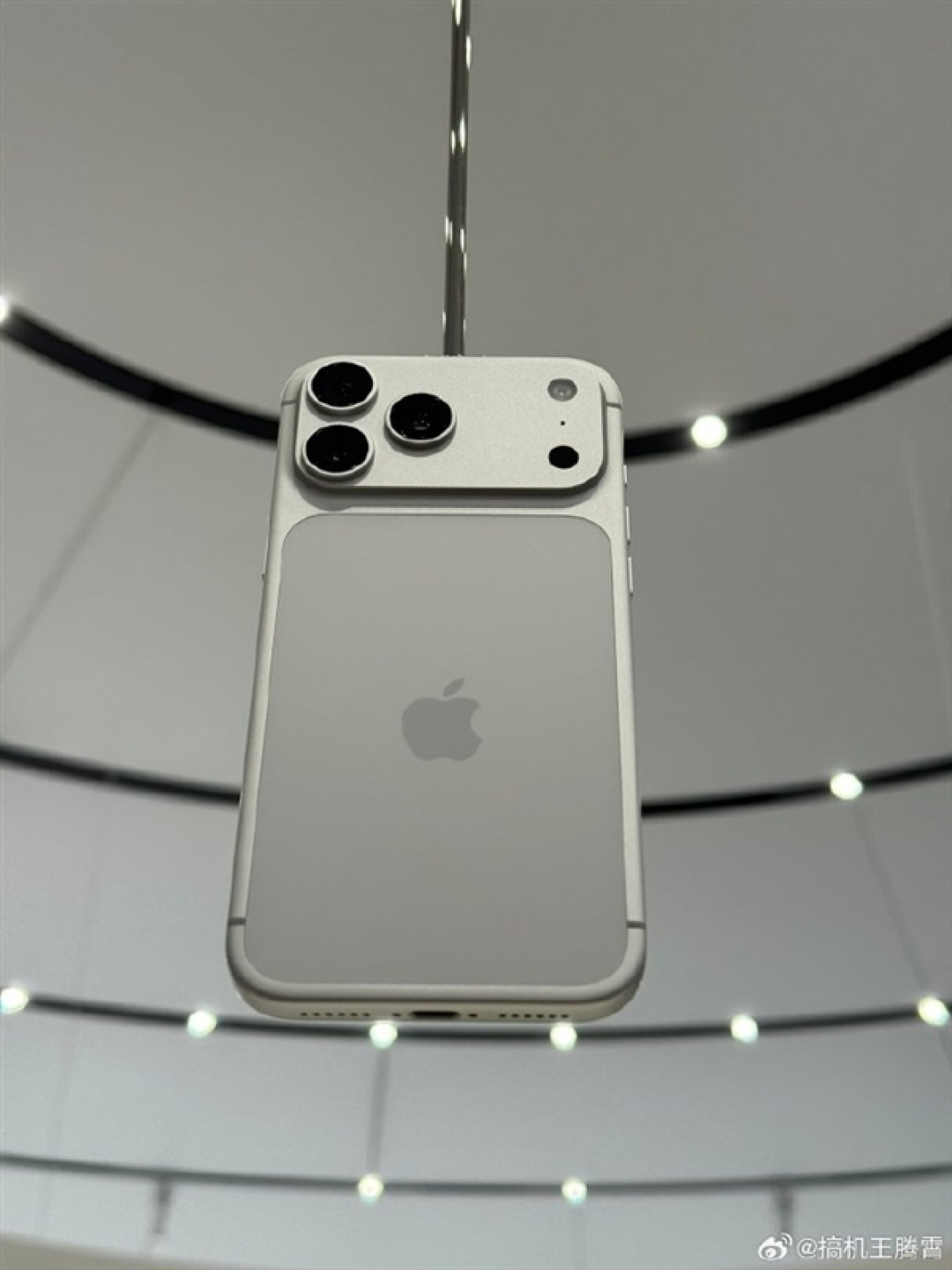 iPhone 17 Pro/Air官方图+现场真机上手:橙色版最吸睛