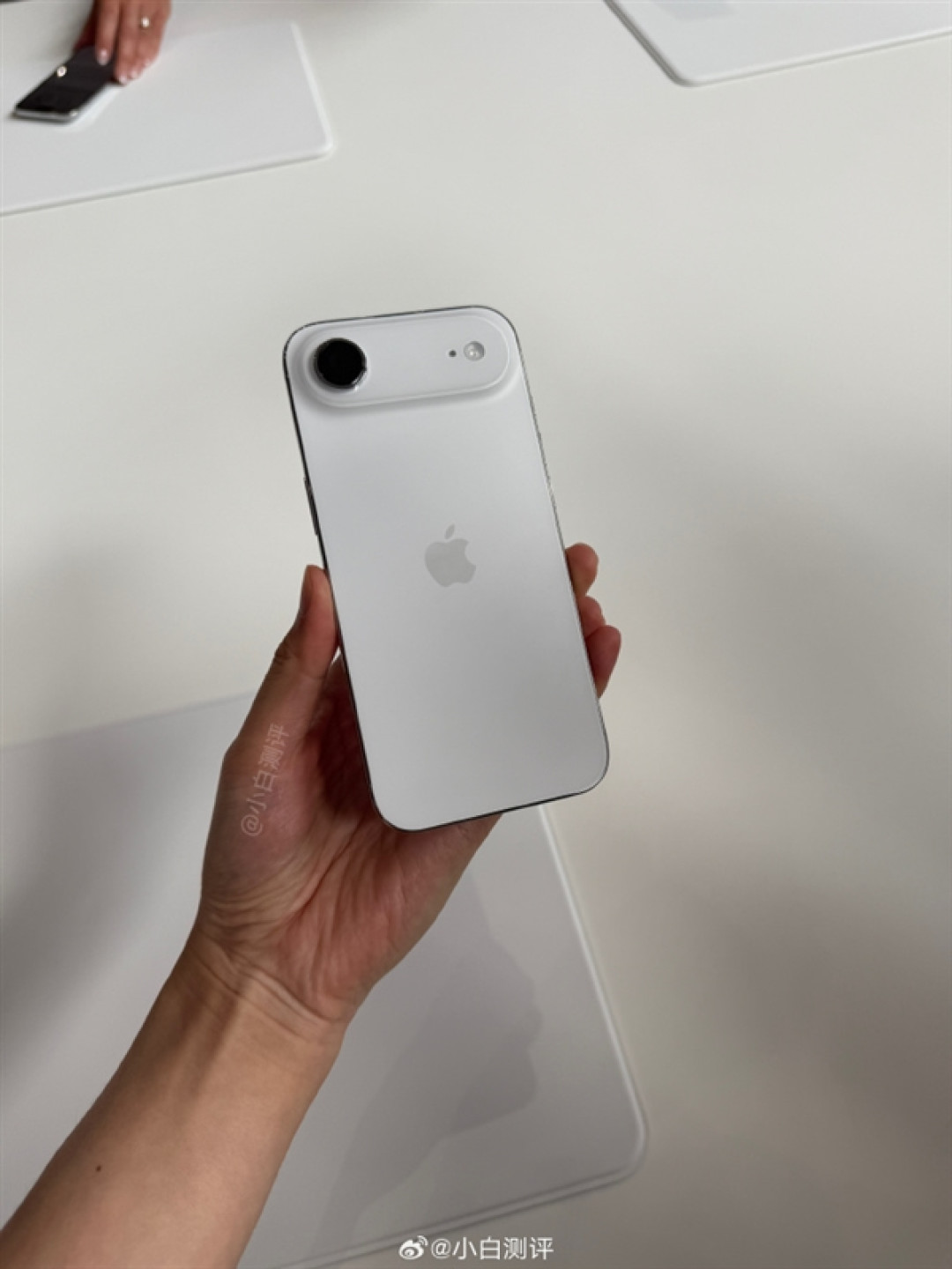 iPhone 17 Pro/Air官方图+现场真机上手:橙色版最吸睛