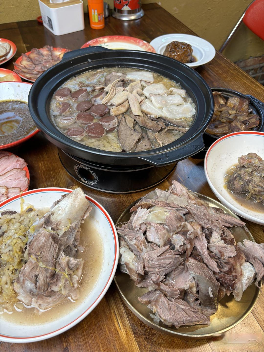 零下30度的烟火传奇:黑土地如何用酸菜红肠与铁锅暖透龙江胃