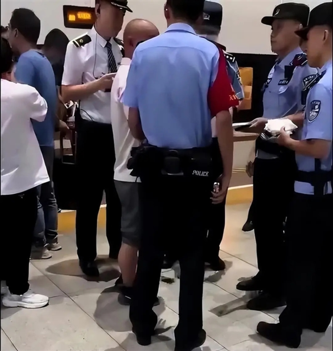 男子高铁上旁若无人抽烟被带走 12306回应:严重可致停运