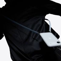 苹果发布iPhone 17系列周边配件，斜挎挂绳设计新颖引热议