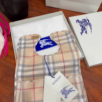 萌娃时尚必备：博柏利官方旗舰店婴儿格纹棉质围兜