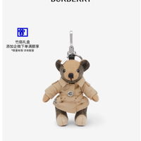 博柏利 Trench 风衣与 Thomas 泰迪熊吊饰：经典与萌趣的交织