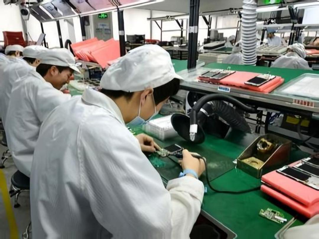 iPhone 17冲刺季:郑州富士康20万工人托起全球最大组装基地的季节性劳务潮