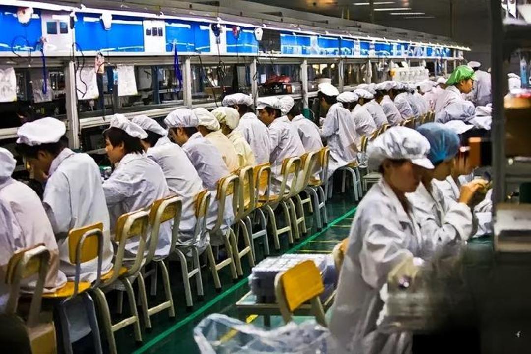 iPhone 17冲刺季:郑州富士康20万工人托起全球最大组装基地的季节性劳务潮