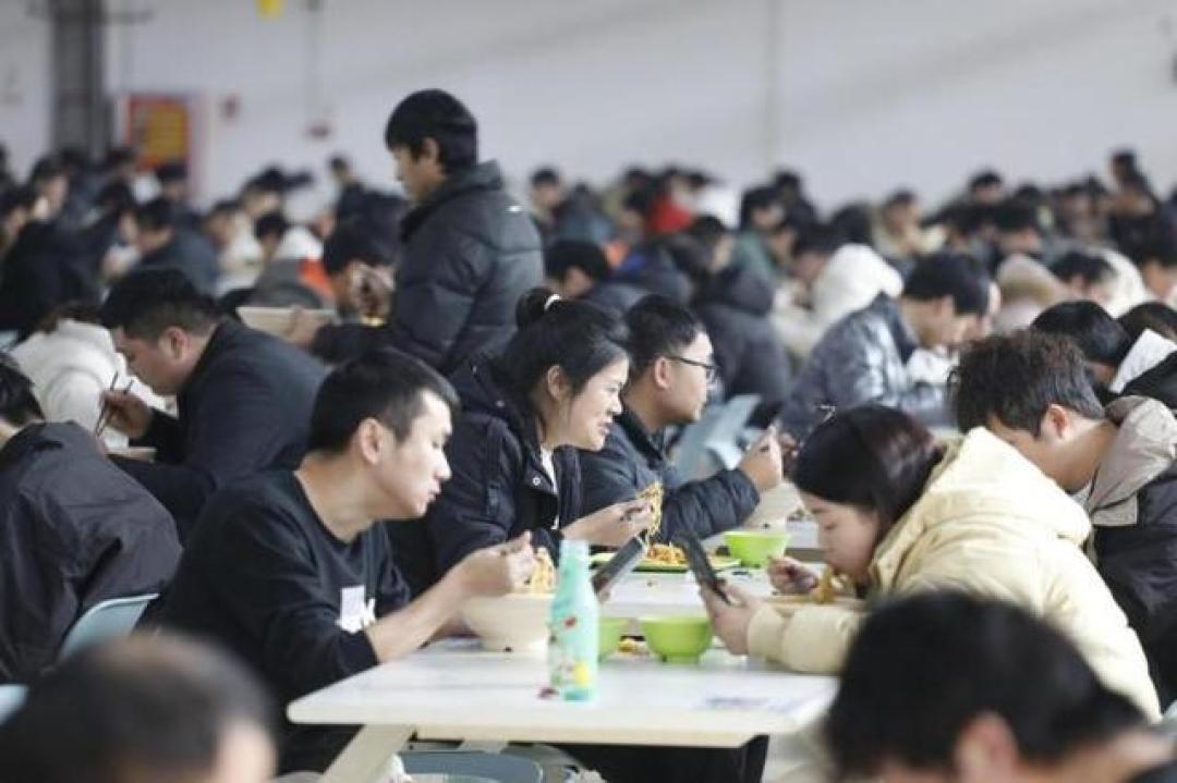 郑州富士康冲刺iPhone17量产：返费飙至近万招工 工人两班倒日均工作10小时